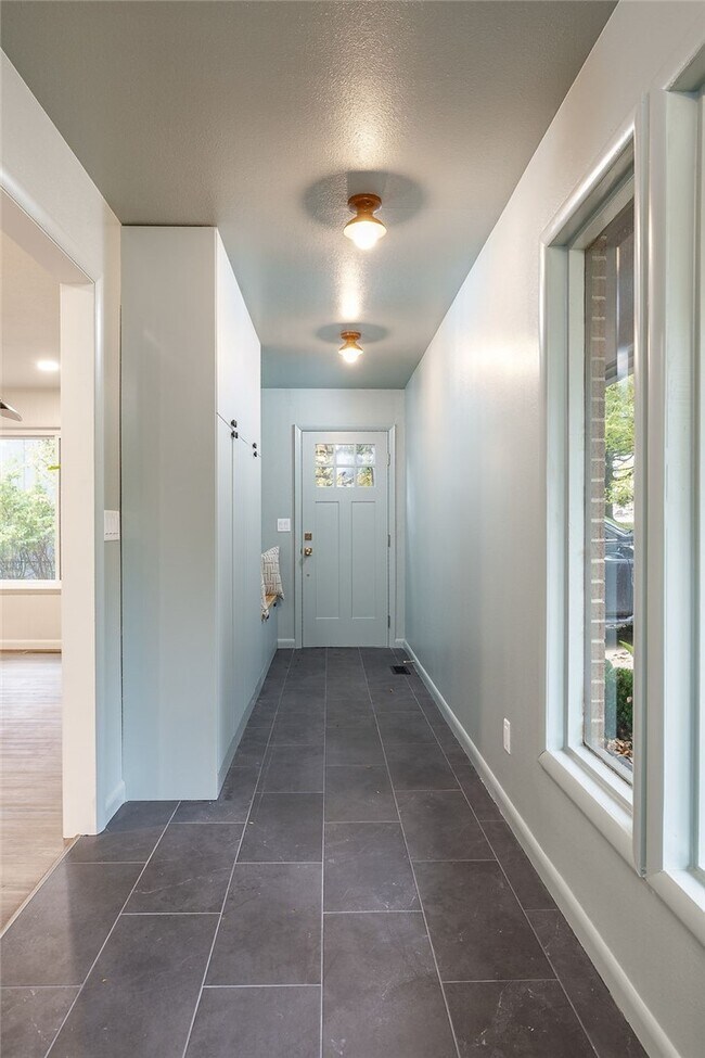 Building Photo - 884 Shrewsbury Ln