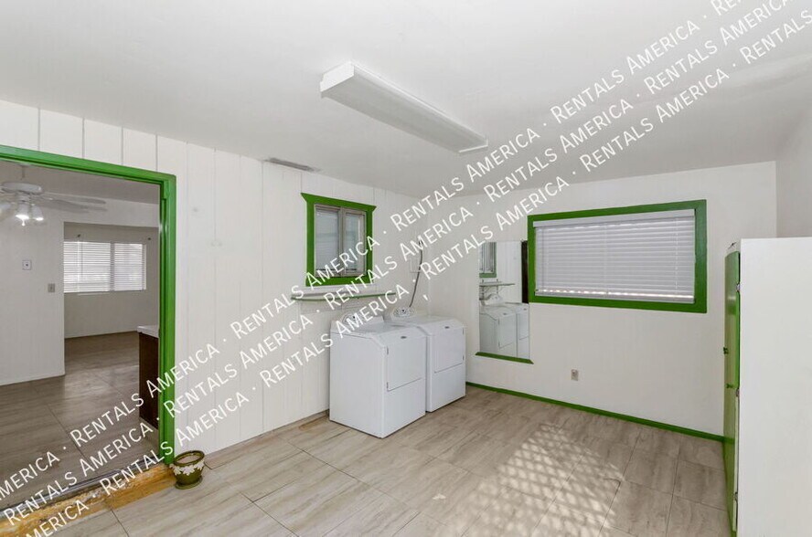 Building Photo - 3951 W Irvington Rd