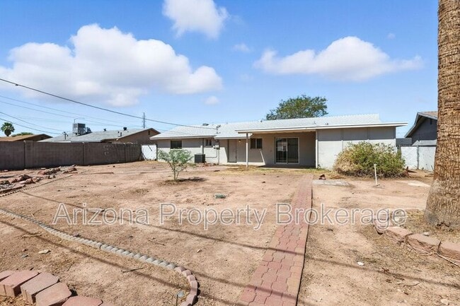 Building Photo - 429 N Saguaro