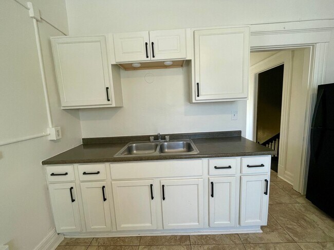 Building Photo - Spacious 1 Bedroom in Ontario!