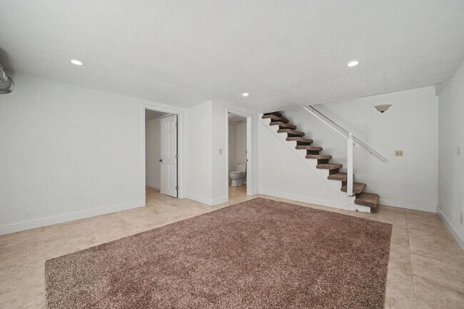 Building Photo - 16932 McKenzie Dr