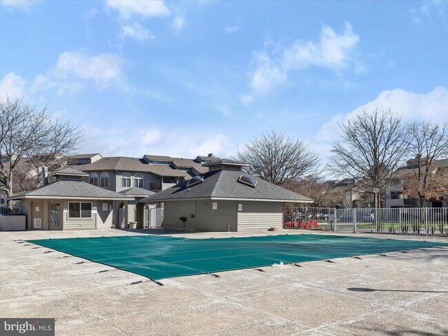 Building Photo - 7024 Channel Village Ct