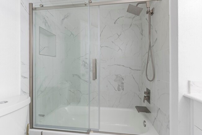 Building Photo - 4444 Victory Dr