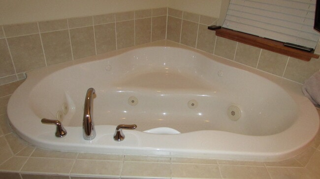 Building Photo - Amazing Rehab Townhome with Deck