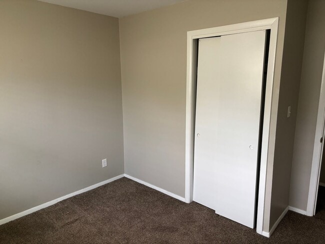 Building Photo - 3 Bedroom, 1 Bathroom Rolling Acres Home F...
