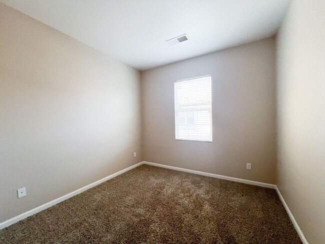 Building Photo - 3 Bd, 2.5 Ba Condo in Elk Grove