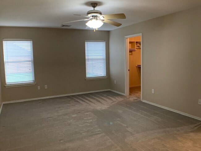Building Photo - Newer 3 Bedroom off I-240