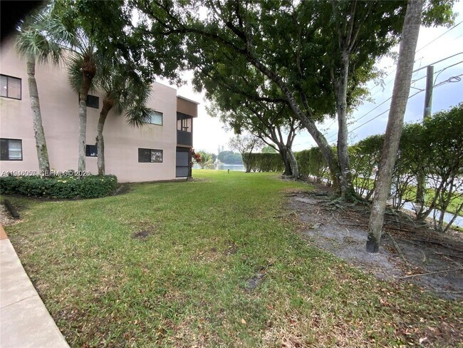 Building Photo - 9920 NW 68th Pl