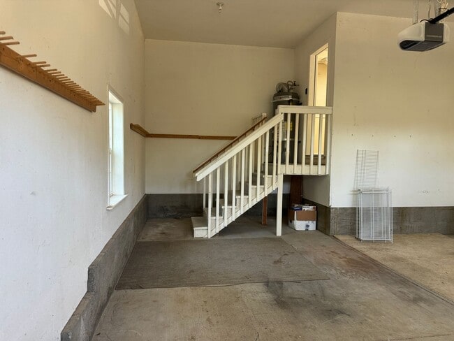 Building Photo - Beautiful large house in the South Hills!  $1,000 OFF YOUR FIRST MONTH'S RENT!