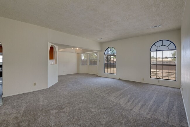 Building Photo - Amazing Three Bedroom in Heart of Rio Rancho!