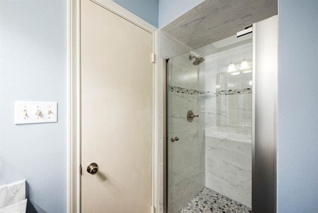 Building Photo - 402 Bendwood Dr