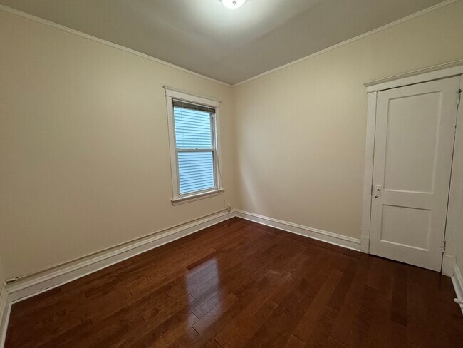 Building Photo - 1822 W Greenleaf Ave