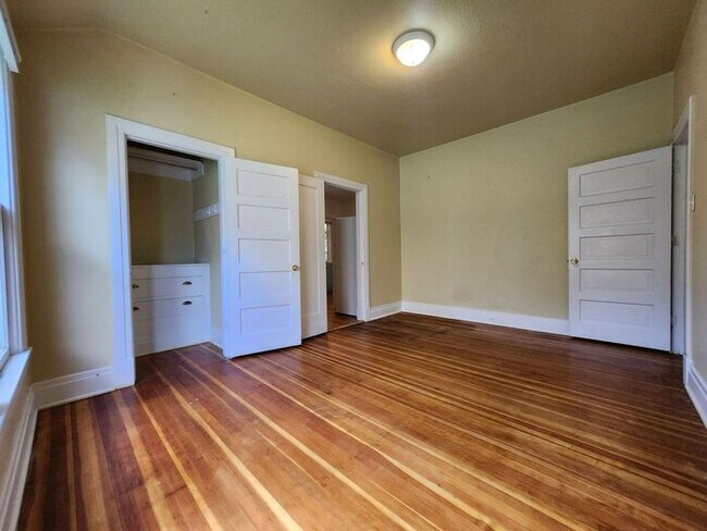Building Photo - Victorian Home Downtown – Available NOW