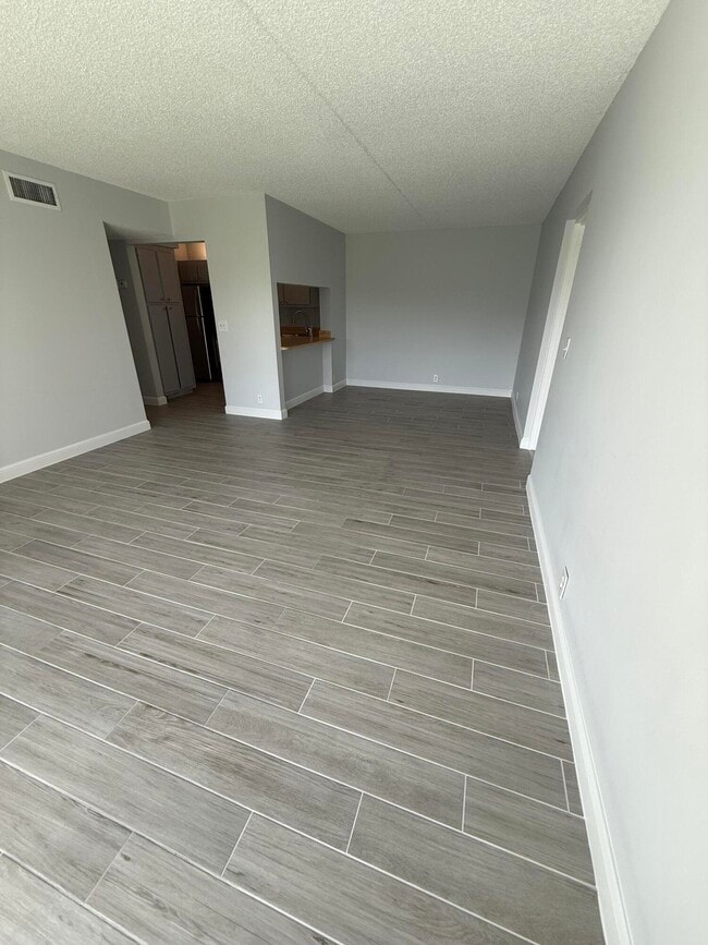 Building Photo - 811 Sky Pine Way