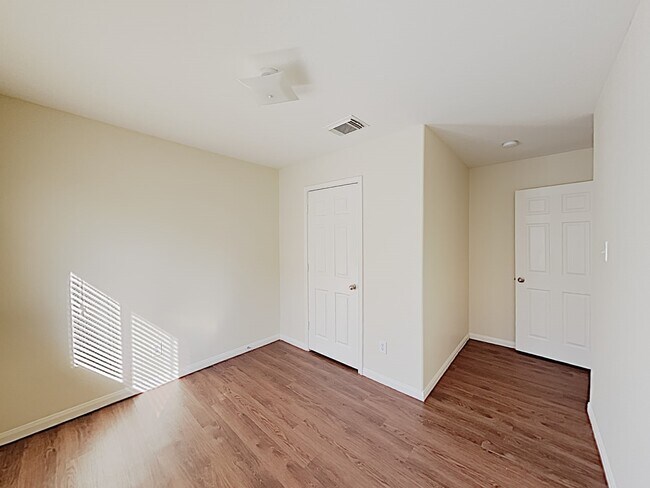Building Photo - 6002 Deep S Dr