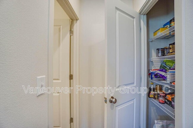 Building Photo - 2001 NE 4 Seasons Ln