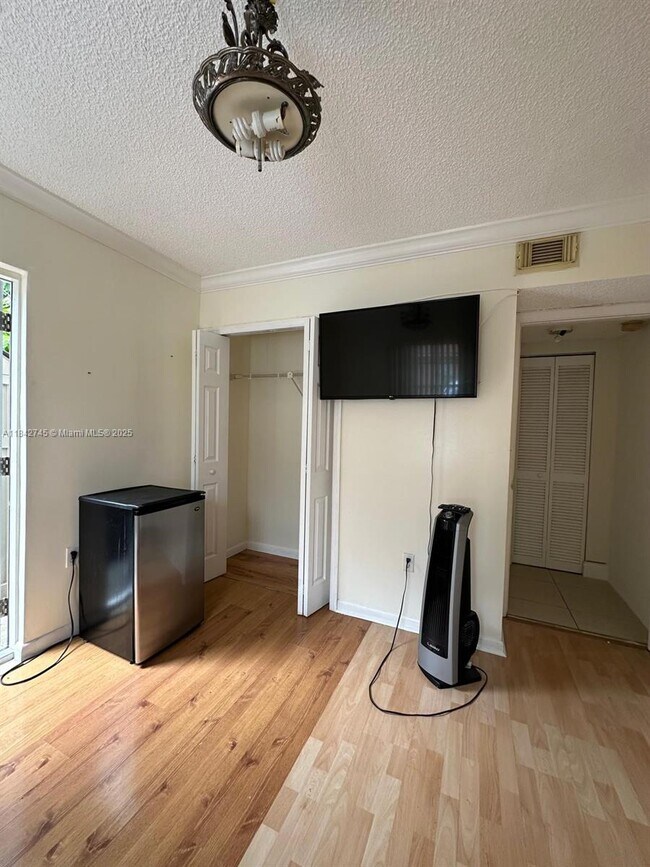 Building Photo - 2255 W 69th St