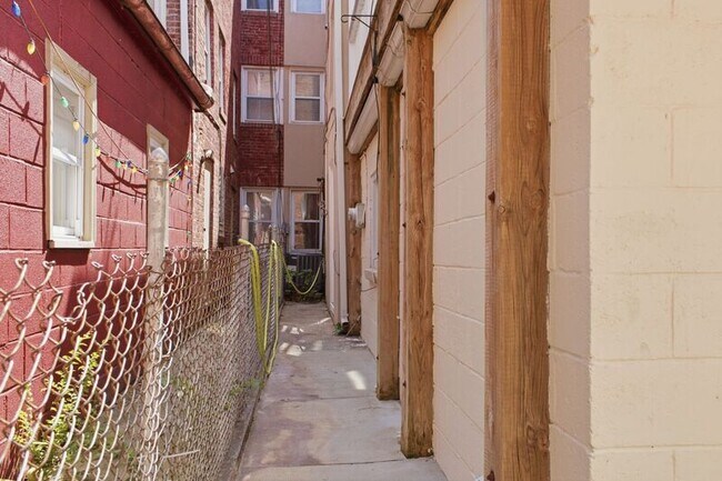 Building Photo - 420-A S Regester St