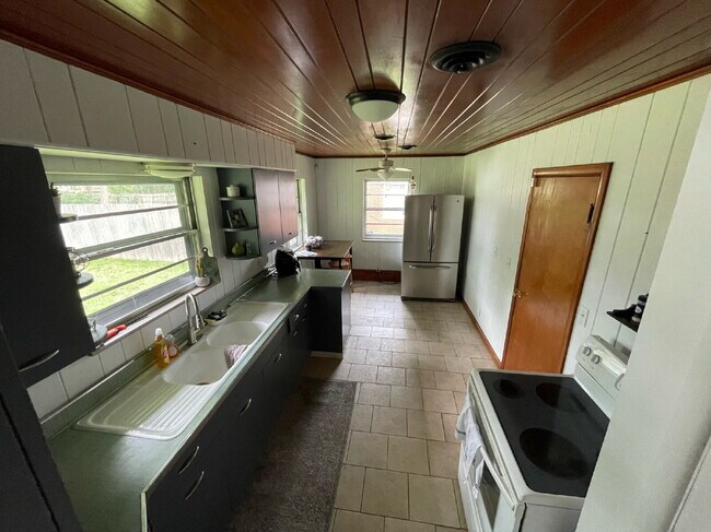 Building Photo - 2920 Highwoods Dr E