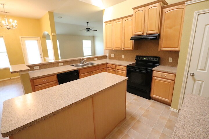 Building Photo - 1000 Warbler Ln