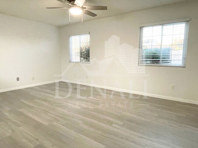 Building Photo - 3033 S Longmore