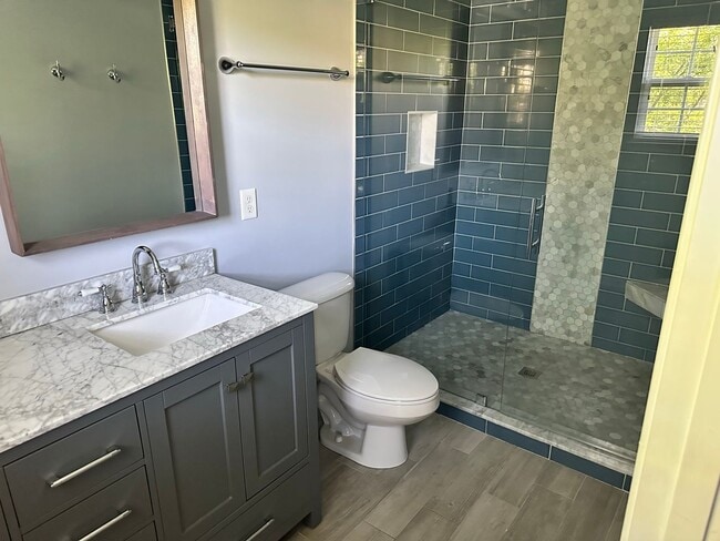 Building Photo - Amazing Three Bedroom Townhome in Southend!