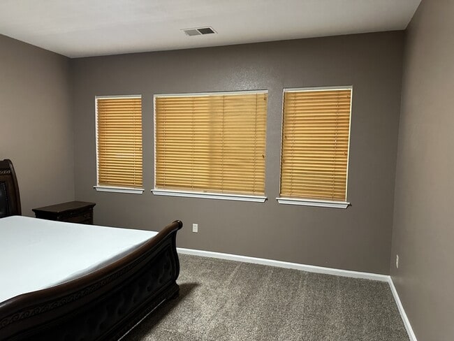 Building Photo - Weston Ranch 4 Bedroom 2.5 Bathroom Home