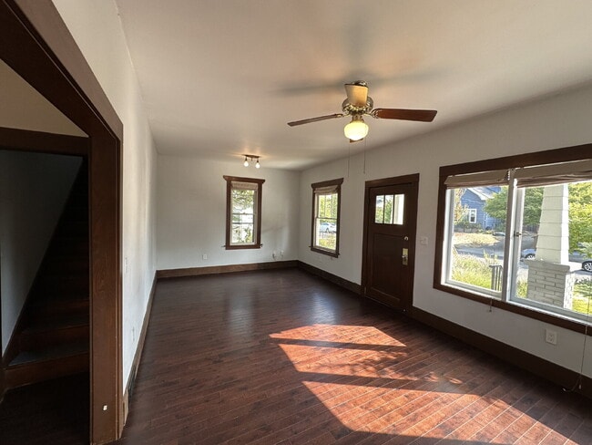 Building Photo - Beautiful PDX Bungalow, Master on Main, Wo...