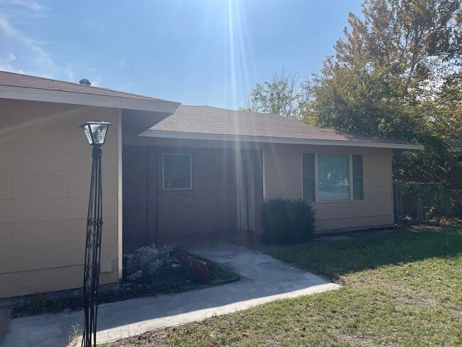 Building Photo - 3 bed 2 bath 2 car garage home!