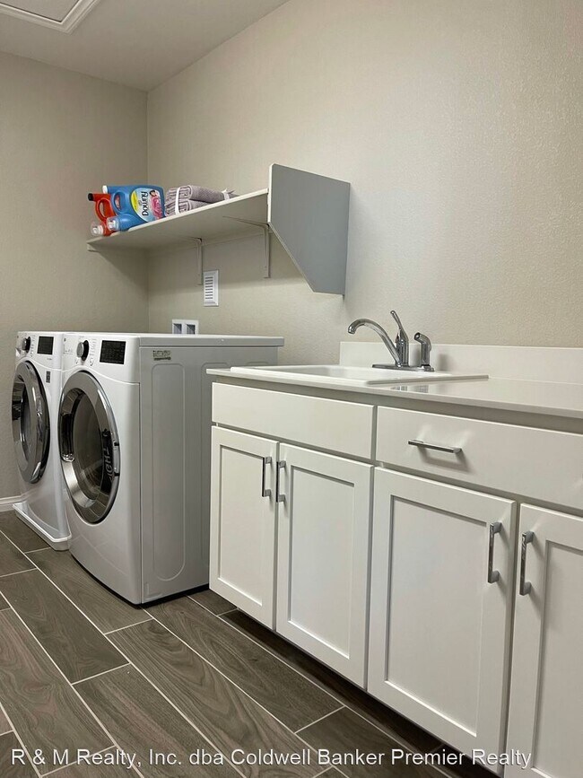 Building Photo - 12483 Point Sierra St