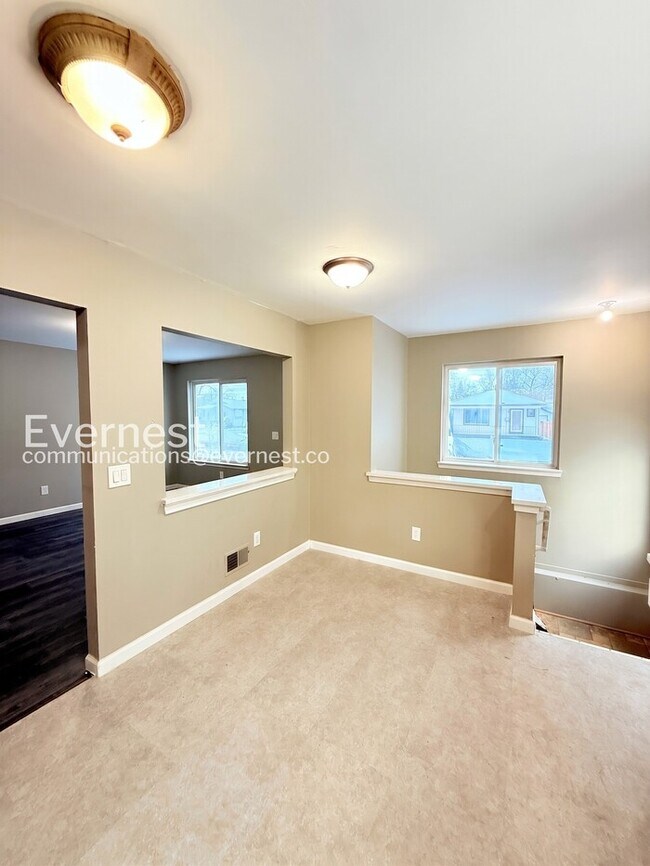 Building Photo - 3 Bed, 1 Bath Home with Modern Amenities  / Pet-Friendly / Vouchers Accepted / Available Now!