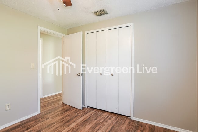 Building Photo - 229 Evergreen Ln