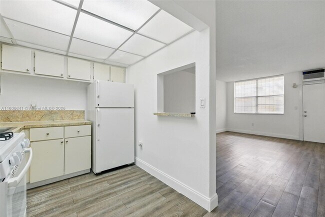 Building Photo - 465 E 28th St