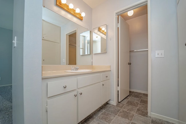 Building Photo - Beautiful 4 Bd Townhouse
