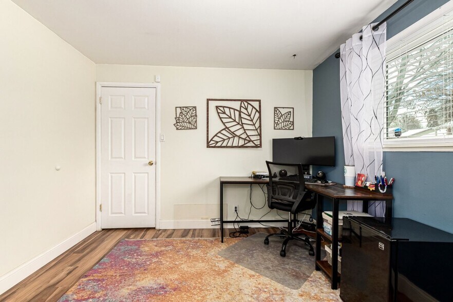 Building Photo - 11487 Larson Ln