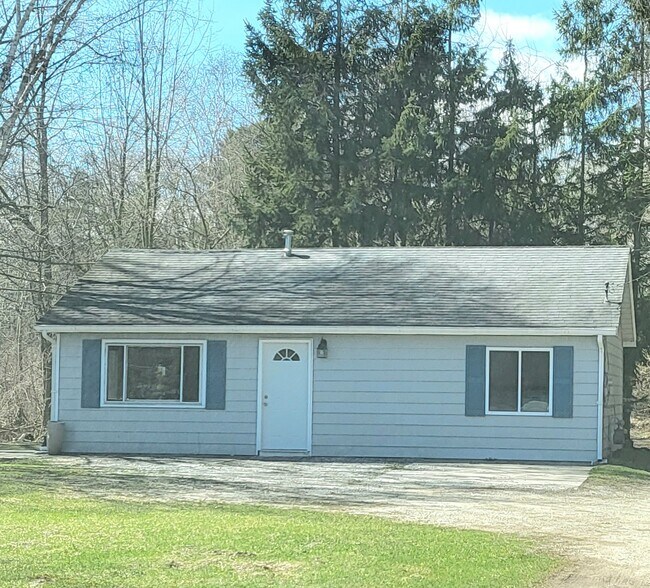 Building Photo - 8180 Lakeshore Rd