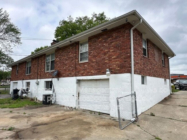 Building Photo - 708 NW Mock Ave