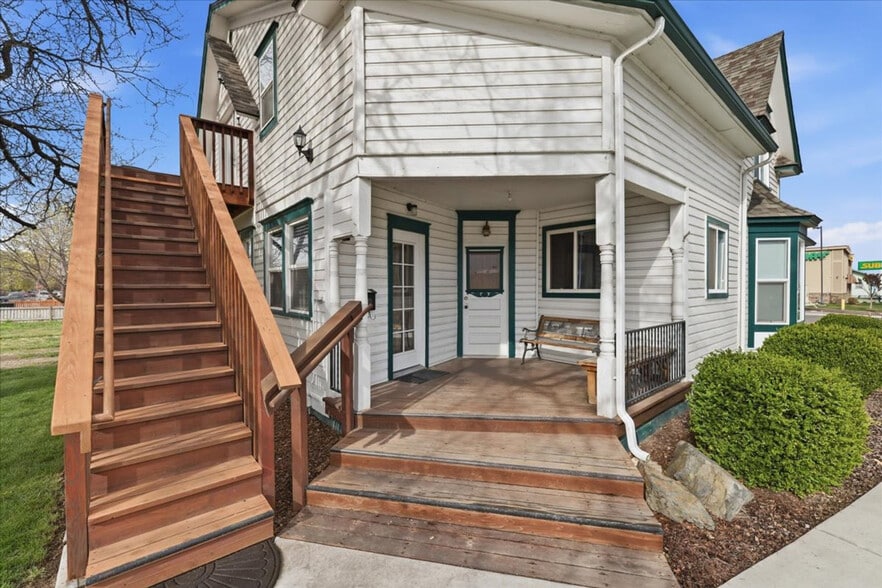 Building Photo - 203 6th Ave S