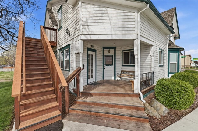 Building Photo - 203 6th Ave S