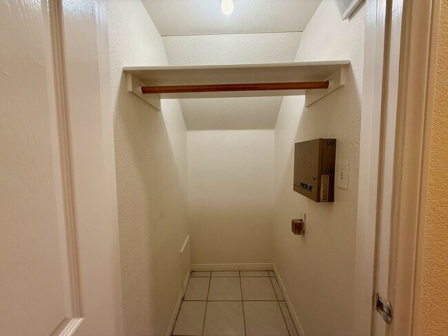 Building Photo - Gorgeous Spanish Trails 3BR House for lease!