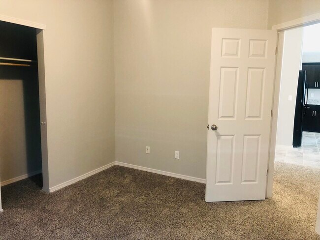 Building Photo - 825 Whitebrush Dr