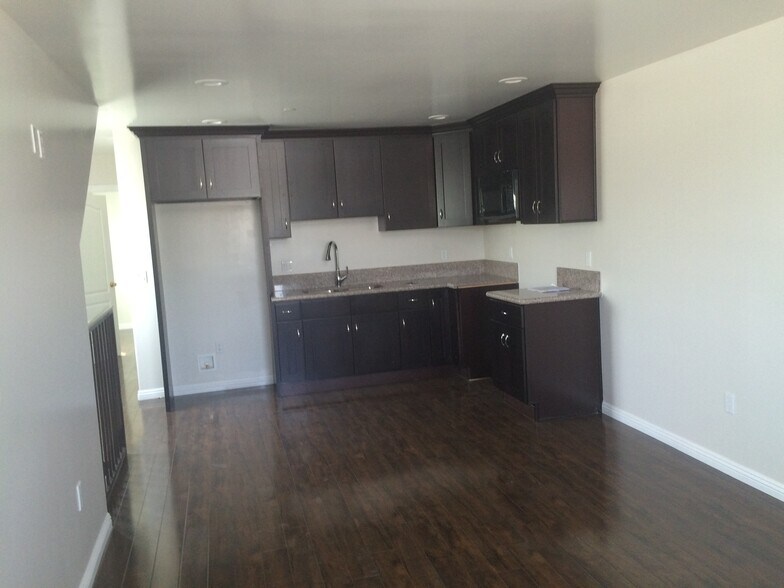 Building Photo - 628 W 84th St