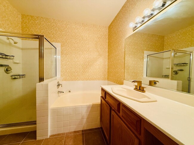 Building Photo - Enjoy resort-style living in this stylish ...