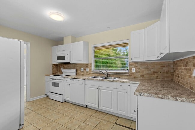 Building Photo - Affordable Remodeled Home near UF Campus