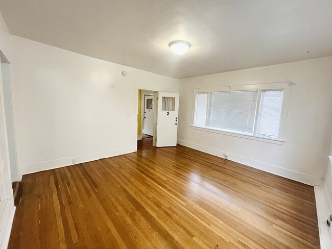 Building Photo - 925 Wilson Ave S