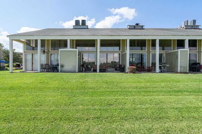Building Photo - 68 April Point Dr S