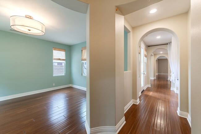 Building Photo - 935 Heron Cir