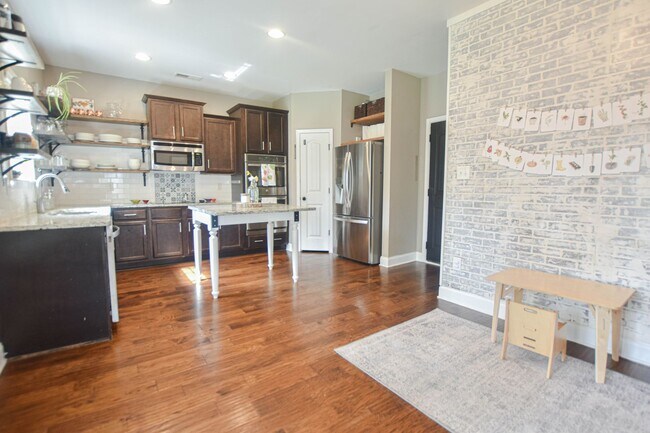 Building Photo - Pet Friendly Four Bedroom!