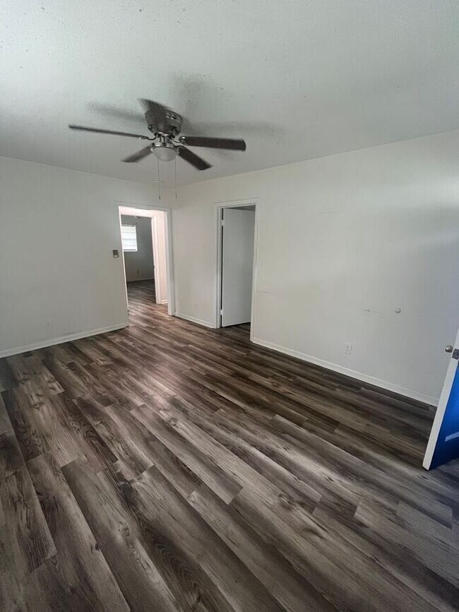Building Photo - Charming and updated 2-bedroom, 1-bath duplex conveniently located in Durham