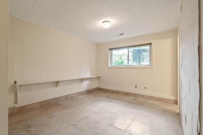 Building Photo - Spacious, well-cared for 4-bdrm/3-bath split-level—Family/laundry rooms, backyard, garage